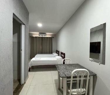 Patos de Minas Apartment | Apartamento 103 - Suíte com ar condicionado