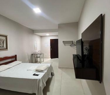 Patos de Minas Apartment | Apartamento 103 - Suíte com ar condicionado