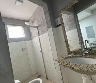 Patos de Minas Apartment | Apartamento 103 - Suíte com ar condicionado