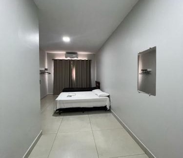 Patos de Minas Apartment | Apartamento 108 - Suíte com ar condicionado