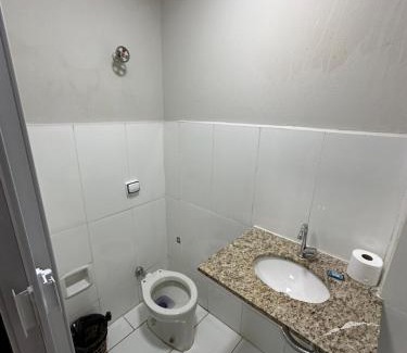 Patos de Minas Apartment | Apartamento 112 - Suíte com ar condicionado