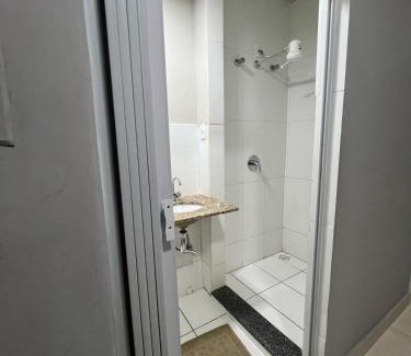Patos de Minas Apartment | Apartamento 112 - Suíte com ar condicionado
