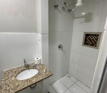 Patos de Minas Apartment | Apartamento 112 - Suíte com ar condicionado