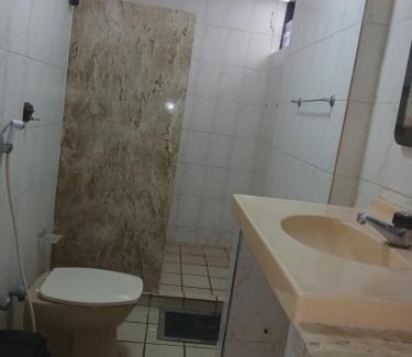 Jardim Oceania Apartment | Apartamento 2 ruas beira mar espaçoso 15 pessoas