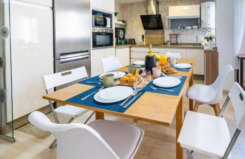 Ciudad Jardin Apartment | Modern Apartment Near Judería with Parking & Family Amenities