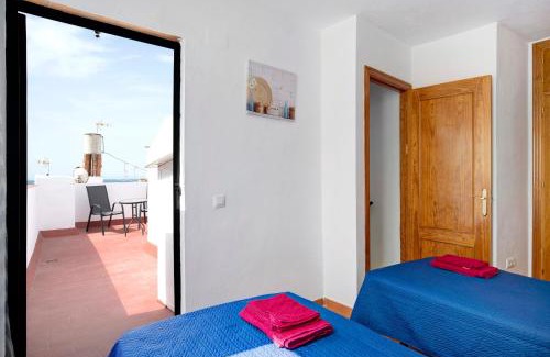 Conil de la Frontera City Center Apartment | Family-Friendly Stay at Apartamento Azucenas - 7.5/10 Rated