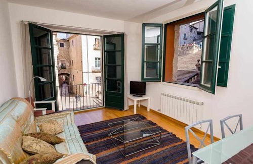 Barri Vell Apartment | Cozy Apartment Near Girona Cathedral with Family Amenities