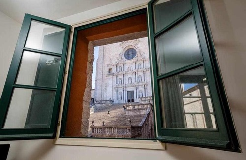 Barri Vell Apartment | Cozy Apartment Near Girona Cathedral with Family Amenities