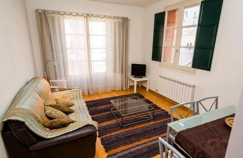 Barri Vell Apartment | Cozy Apartment Near Girona Cathedral with Family Amenities