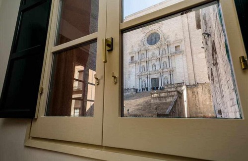 Barri Vell Apartment | Cozy Apartment Near Girona Cathedral with Family Amenities