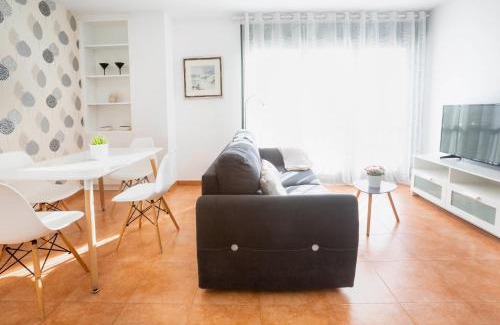 Isla de Arosa Apartment | Inviting Oceanfront Apartment A Laxe with Family-Friendly Amenities