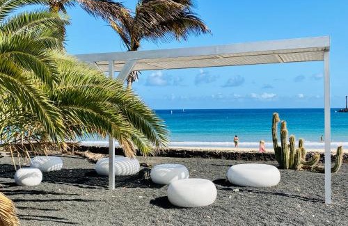 Costa Teguise Apartment | Discover Apartamento Aguaviva by the Ocean - Rated 9.7/10
