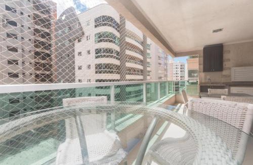Andorinha Apartment | Relaxing Apartment with Hot Tub & 3 Suites in Meia Praia