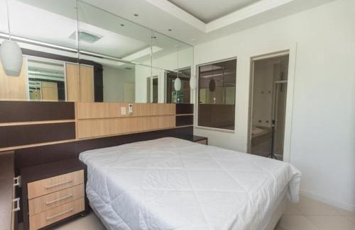 Andorinha Apartment | Relaxing Apartment with Hot Tub & 3 Suites in Meia Praia