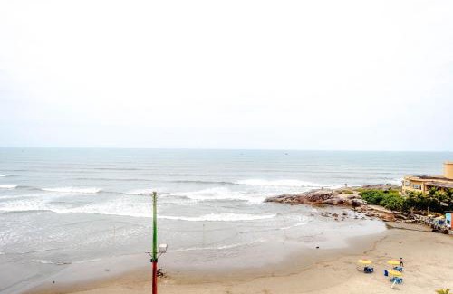 Praia dos Sonhos Apartment | Beachfront Apartment for 4, Steps from Praia do Sonho