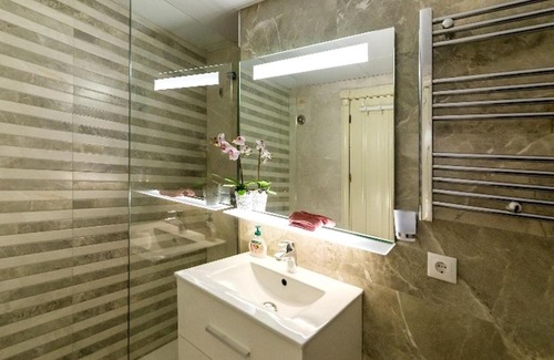 Ciudad Jardin Apartment | Pet-Friendly Getaway at Apartamento Azahara with Breakfast