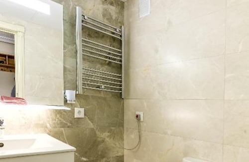 Ciudad Jardin Apartment | Pet-Friendly Getaway at Apartamento Azahara with Breakfast