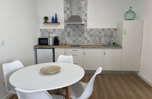 Valdepenas Apartment | Historic Centro Stay: Apartamento Blanco with Great Amenities