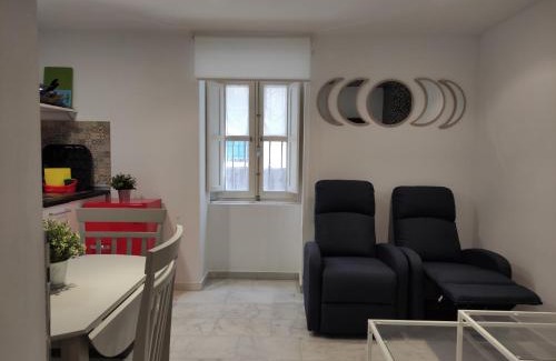 Old Town Apartment | Family-Friendly Cádiz Essence: Highly Rated Retreat Awaits