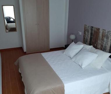 Malpica de Bergantinos Apartment | Relax at Apartamento Camiño dos Faros with Oceanfront Views
