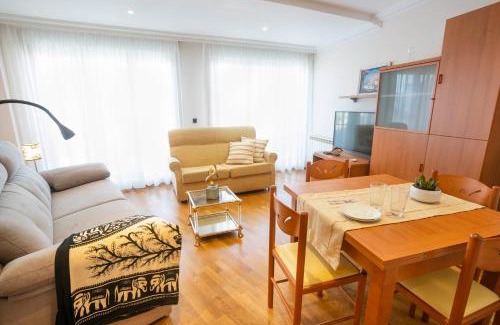 Isla de Arosa Apartment | Oceanfront 4-Star Apartment Centro with Hot Tub & Great Views