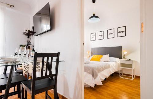 San Roque Apartment | Cozy Apartment Near City Center with Free Parking & Bikes