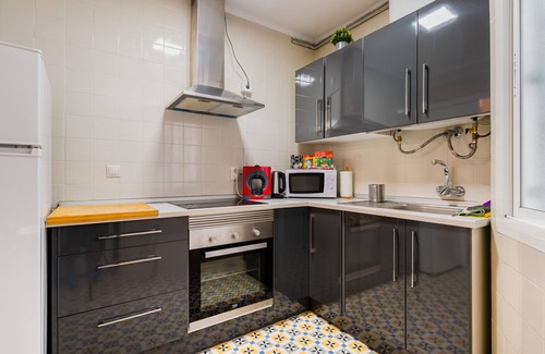San Roque Apartment | Convenient Apartment Near Santa Justa Station with Parking