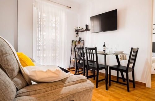 San Roque Apartment | Convenient Apartment Near Santa Justa Station with Parking