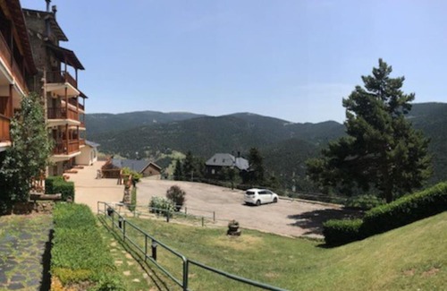 La Molina Apartment | Family-Friendly Apartment Near La Molina Ski Resort with Pool