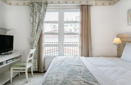 Jurere Apartment | Inviting Apartment with Balcony at IL Campanário Resort