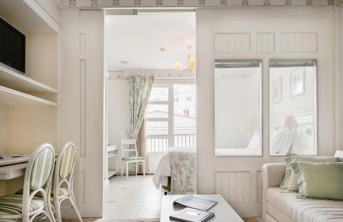 Jurere Apartment | Inviting Apartment with Balcony at IL Campanário Resort