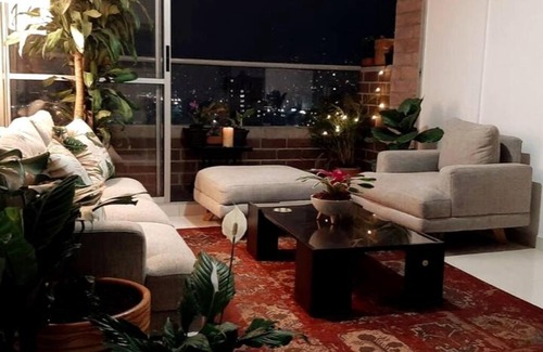 Sabaneta House | Inviting Shared Apartment with City Views and Hot Tub