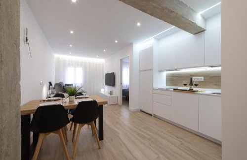 Logrono Apartment | Family-Friendly Apartment Near Ayuntamiento in La Paz
