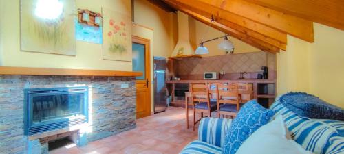 Taull Apartment | Charming Apartment with High Guest Ratings & Family-Friendly Perks