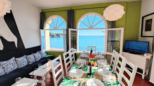 La Fosca Apartment | Beachside Apartment with Garden, Rated 9.6/10 by Guests