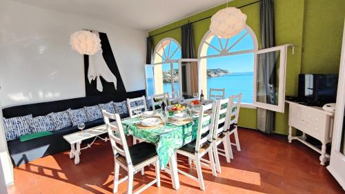 La Fosca Apartment | Beachside Apartment with Garden, Rated 9.6/10 by Guests