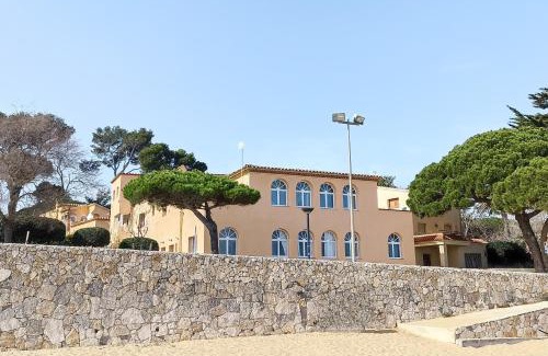 La Fosca Apartment | Beachfront Apartment with Garden & Top Guest Rating 10/10