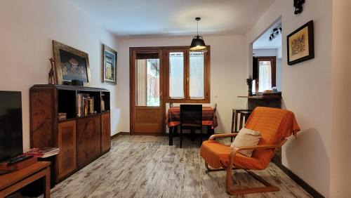 Linsoles Apartment | Serene Garden Apartment in Linsoles - Rated 9.3/10