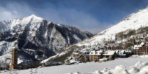 Taull Apartment | Scenic Terrace Apartment with Ocean Views in Taüll