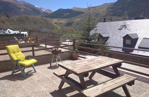 Taull Apartment | Scenic Terrace Apartment with Ocean Views in Taüll