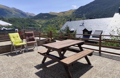 Taull Apartment | Scenic Terrace Apartment with Ocean Views in Taüll