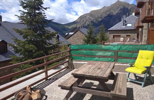 Taull Apartment | Scenic Terrace Apartment with Ocean Views in Taüll