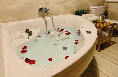 Pozo Alcon Apartment | Mountain View Apartment with Jacuzzi & Spa Amenities