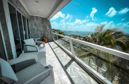 Punta Hansa Apartment | Oceanview Apartment in Sunrise: Pool, Spa & Breakfast