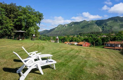 Llamigo Apartment | Scenic Apartment for Four with Mountain Views and Oceanfront
