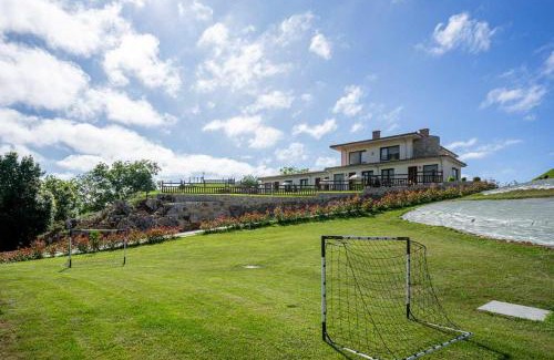 Llamigo Apartment | Scenic Apartment for Four with Mountain Views and Oceanfront