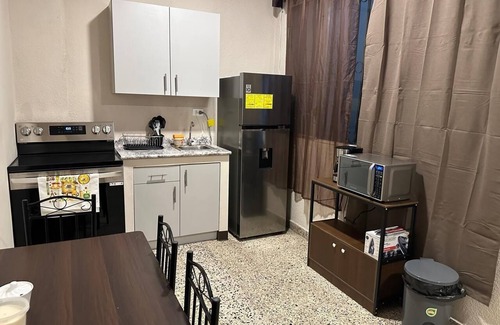 Tegucigalpa Apartment | Apartamento de 2 habitaciones, AC, baño, Netflix, Wi-Fi, lavandería y garaje.