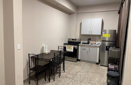 Tegucigalpa Apartment | Apartamento de 2 habitaciones, AC, baño, Netflix, Wi-Fi, lavandería y garaje.