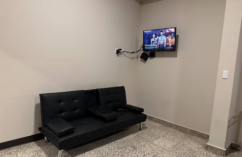 Tegucigalpa Apartment | Apartamento de 2 habitaciones, AC, baño, Netflix, Wi-Fi, lavandería y garaje.