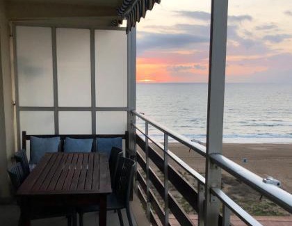 Pobles del Sud Apartment | Beachfront Valmar: Family-Friendly Retreat with Ocean View